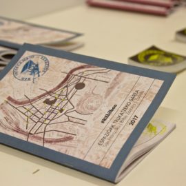 RIEk (Espazioak Trukatzeko Sareak) Sarean-ekin, Aldauri Fundazioarekin eta beste zenbait eragilekin lan egiten du RIEk (Espazioak Trukatzeko Sareak) Sarean-ekin, Aldauri Fundazioarekin eta beste zenbait eragilekin lan egiten du